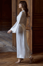 ⁦Marjolaine - Long negligee in white silk⁩ - الصورة ⁦2⁩