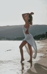 ⁦Marjolaine - Long open-back beach dress in white cotton fleece⁩ - الصورة ⁦2⁩